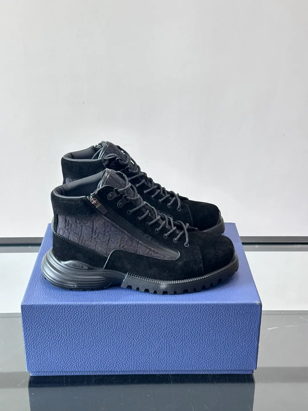 p600 "Dio＊" Combat Oblique high-top sneakers, black glossy leather + Oblique presbyopic canvas splicing, low-key luxury and super recognizable. The EVA sole is lightweight and cushioned, making it comfortable for daily wear or long walks. The high-top design is perfect for support, and the tongue and sole have the "DIOR" logo. You must pay attention to details! Whether it is casual or urban style, it can be easily controlled. It is a high-end luxury item that combines fashion and function. It is a popular choice for men's shoes size: 39-44 (38.45 customized)